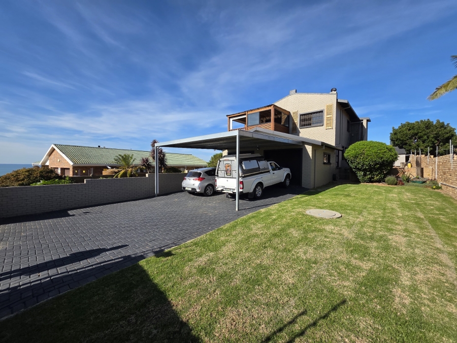 4 Bedroom Property for Sale in Wavecrest Eastern Cape